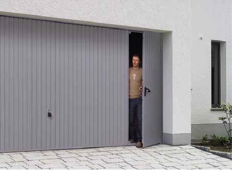 Styles 902 and 905 come with a practical wicket door that provides you with good access to the garage